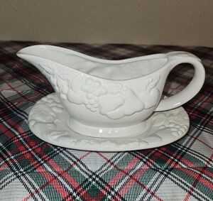 Gibson Home Fruitful Gravy Boat with Saucer